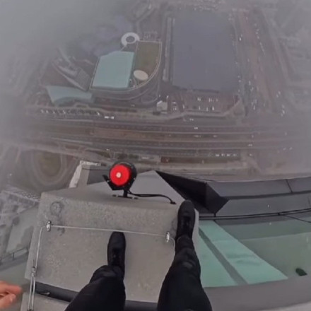 Εντυπωσιακό άλμα από τα 230 μέτρα – Ο αλεξιπτωτιστής που «πέταξε» πάνω από τη Βαρσοβία