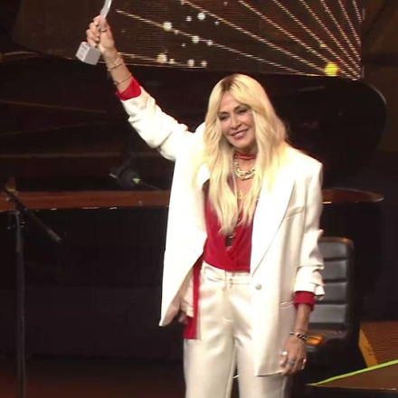 Άννα Βίσση: Τα λόγια συγκίνησης και η βράβευση για την επιτυχημένη πορεία της στη μουσική