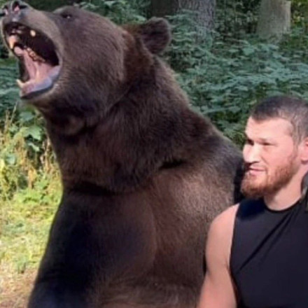 Ο Ρώσος μποξέρ - «γίγαντας» που συνηθίζει να προπονείται με... αρκούδες