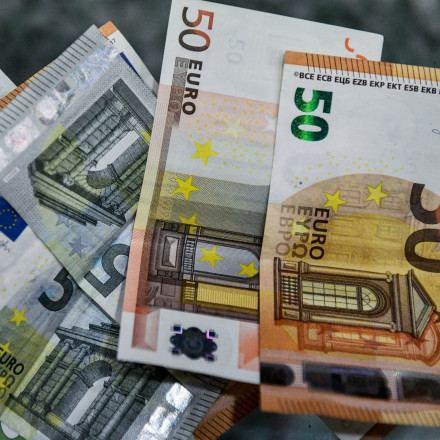 «Μπαράζ» πληρωμών από ΕΦΚΑ και ΔΥΠΑ έως το τέλος του μήνα - Ποιοι πάνε ταμείο