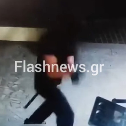 Βανδαλισμοί από κουκουλοφόρους σε τράπεζες και μεσιτικό γραφείο στα Χανιά - Βίντεο ντοκουμέντο Βανδαλισμοί από κουκουλοφόρους σε τράπεζες και μεσιτικό γραφείο στα Χανιά - Βίντεο ντοκουμέντο