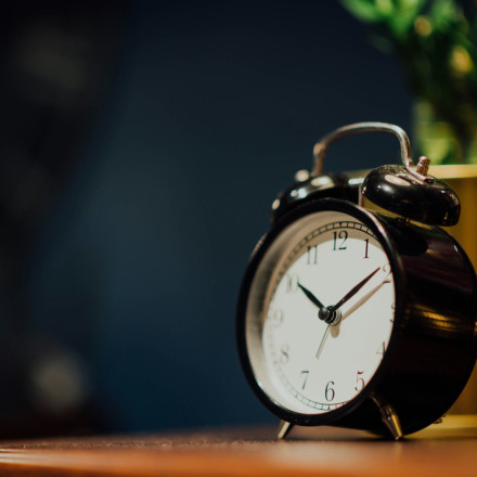 Αλλαγή ώρας 2025: Ποια μέρα γυρίζουμε τα ρολόγια και θα κοιμηθούμε μια ώρα παραπάνω