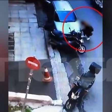 Παγκράτι: Βίντεο ντοκουμέντο με γυναίκα να σκάει λάστιχα αυτοκινήτων - Την ψάχνουν οι Αρχές