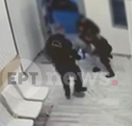 Άγιος Παντελεήμονας: Βίντεο ντοκουμέντο με την προσπάθεια απόδρασης 35χρονου από αστυνομικό τμήμα Άγιος Παντελεήμονας: Βίντεο ντοκουμέντο με την προσπάθεια απόδρασης 35χρονου από αστυνομικό τμήμα