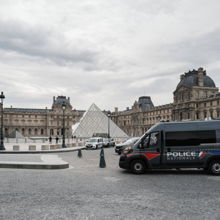 Εξηγήσεις για το «ριφιφί» δίνει η διευθύντρια του Λούβρου - Οι κατηγορίες για κατασπατάληση πόρων