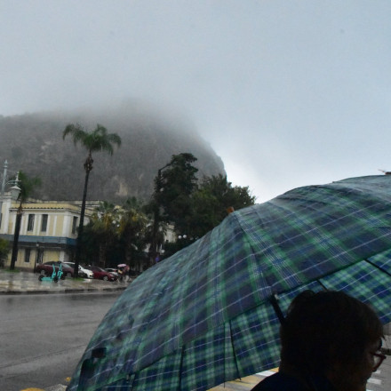 Η ομίχλη «κατάπιε» το Παλαμήδι - Απόκοσμο σκηνικό στην πρώτη πρωτεύουσα της Ελλάδας