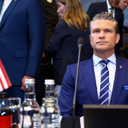 Πανικός στον αέρα για τον υπουργό Άμυνας των ΗΠΑ - Ράγισε το παρμπρίζ του αεροσκάφους