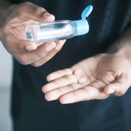 Η ουσία στα απολυμαντικά χεριών που μπορεί να προκαλέσει καρκίνο: Ποια απόφαση θα λάβει η ΕΕ