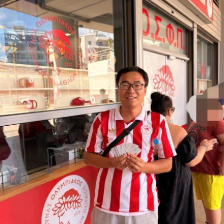 Ποιος είναι ο Κινέζος οπαδός του Ολυμπιακού που κάνει θραύση στα σόσιαλ μίντια