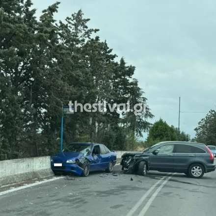 Βίντεο ντοκουμέντο από καραμπόλα στη Θεσσαλονίκη - ΙΧ βγαίνει εκτός πορείας και καρφώνεται σε βαν