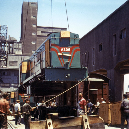 «Αιχμάλωτοι στις ράγες» – Το βιβλίο που αποκαλύπτει την αθέατη ιστορία του ελληνικού σιδηροδρόμου