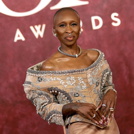 Σίνθια Ερίβο: Η πρωταγωνίστρια του «Wicked» ποζάρει topless και δηλώνει ''Νιώθω ο εαυτός μου'' Σίνθια Ερίβο: Η πρωταγωνίστρια του «Wicked» ποζάρει topless και δηλώνει ''Νιώθω ο εαυτός μου''