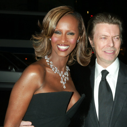 Ιμάν: Ο παραμυθένιος έρωτας με τον Ντέιβιντ Μπόουι και η ιπποτική κίνηση στο πρώτο ραντεβού Ιμάν: Ο παραμυθένιος έρωτας με τον Ντέιβιντ Μπόουι και η ιπποτική κίνηση στο πρώτο ραντεβού