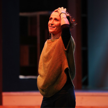 Γιούλη Τσαγκαράκη: «Κάθε σπίτι στη χώρα μας έχει τον δικό του Νετανιάχου, τον δικό του Τραμπ».