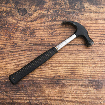 Άγρια επίθεση στη Θεσσαλονίκη: 31χρονος χτύπησε με σφυρί τον 70χρονο συγκάτοικό του