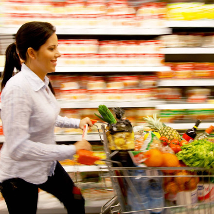 Πληθωρισμός: Οριακή άνοδος στο 2% τον Οκτώβριο – «Καίνε» οι ανατιμήσεις σε σοκολάτα, καφέ και κρέας