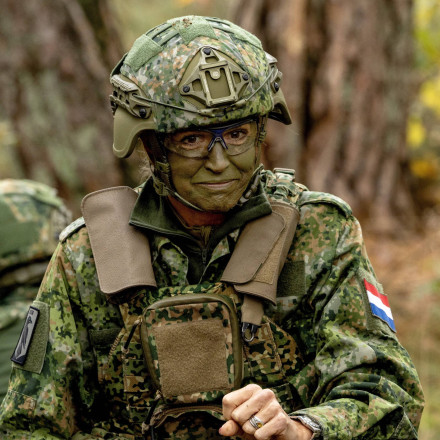 Από βασίλισσα της Ολλανδίας… φαντάρος η Μάξιμα – Σε στρατιωτική άσκηση με φούμο και στολή παραλλαγής Από βασίλισσα της Ολλανδίας… φαντάρος η Μάξιμα – Σε στρατιωτική άσκηση με φούμο και στολή παραλλαγής