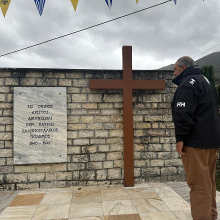 Στη Βόρειο Ήπειρο ο Κώστας Καραμανλής - Τίμησε τους νεκρούς του Ελληνοϊταλικού πολέμου