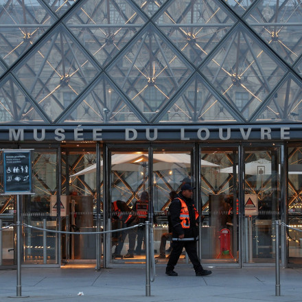 Λούβρο: Οι κλέφτες επιχείρησαν να πουλήσουν τα κοσμήματα στο Darknet, λέει εταιρεία ασφαλείας