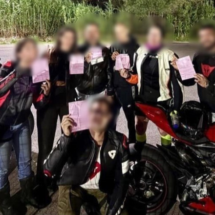 Μέγαρα: Ομάδα ποζάρει με τις κλήσεις που «έκοψε» η Τροχαία σε αυτοσχέδιους αγώνες ταχύτητας Μέγαρα: Ομάδα ποζάρει με τις κλήσεις που «έκοψε» η Τροχαία σε αυτοσχέδιους αγώνες ταχύτητας