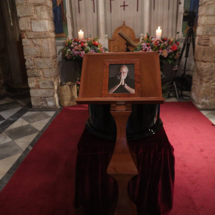 Σε λαϊκό προσκύνημα η σορός του Διονύση Σαββόπουλο - Πλήθος κόσμου και πολιτικών στο ύστατο χαίρε