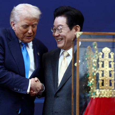 Νότια Κορέα: Απένειμε την υψηλότερη διάκριση στον Τραμπ - Του χάρισε χρυσό στέμμα