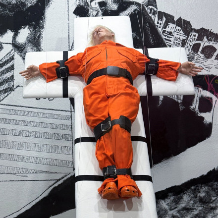 «Άγιος ή Αμαρτωλός»: Γλυπτό με τον ««εσταυρωμένο θανατοποινίτη» Τραμπ εκτίθεται στην Ελβετία