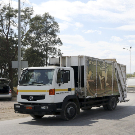 Βόνιτσα: Διασωληνωμένος υπάλληλος καθαριότητας - Έπεσε από το απορριμματοφόρο και χτύπησε στο κεφάλι