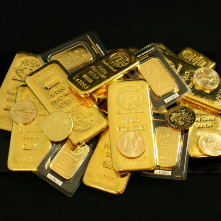 Δεν πίστευε στα μάτια του: Άνδρας βρήκε στον κήπο ράβδους χρυσού και νομίσματα αξίας 700.000 ευρώ