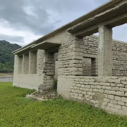 Άρτα: Ο «χαμένος» οικισμός που αναδύθηκε στη λίμνη Πουρναρίου λόγω ανομβρίας