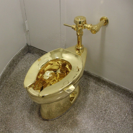 H ολόχρυση λεκάνη-έργο τέχνης που προσφέρθηκε «δώρο» στον Τραμπ και η «ακριβή» ιστορία της