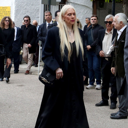 Μάρα Θρασυβουλίδου: Συγκλονισμένη στο τελευταίο αντίο στον αγαπημένο της Γιώργο Νιάρχο