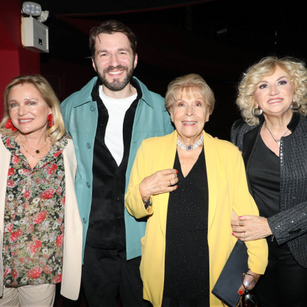 «Η Μητέρα του Σκύλου»: Ποιους είδαμε στην πρεμιέρα του έργου που παίζει η Υρώ Μανέ