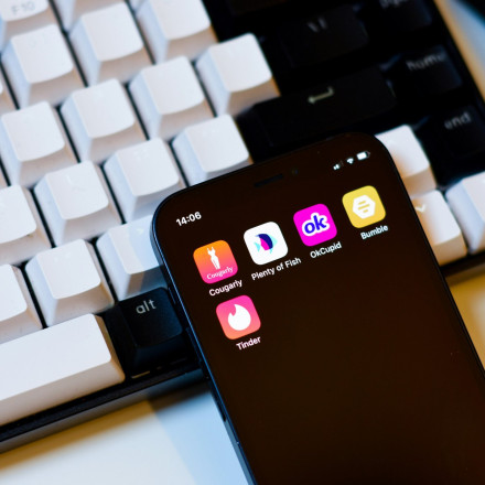 Dating apps: Το κόμμα σου μετράει εξίσου με την εμφάνιση στην εύρεση συντρόφου