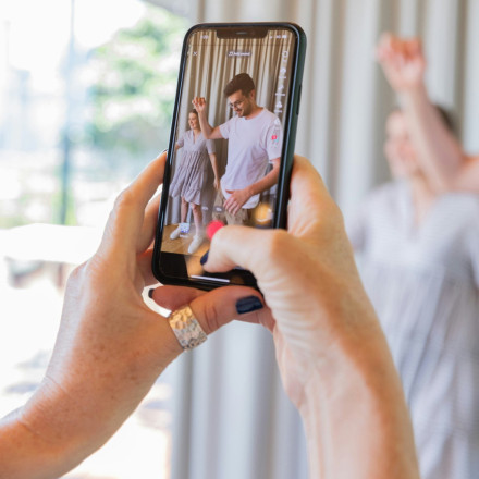 TikTok: Πώς το φίλτρο Bold Glamour αλλάζει τα πρότυπα ομορφιάς