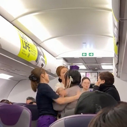 Σκηνές απείρου κάλλους σε πτήση: Επιβάτιδα σε αμόκ απαιτούσε να καθίσει δίπλα στον σύντροφό της - Βίντεο