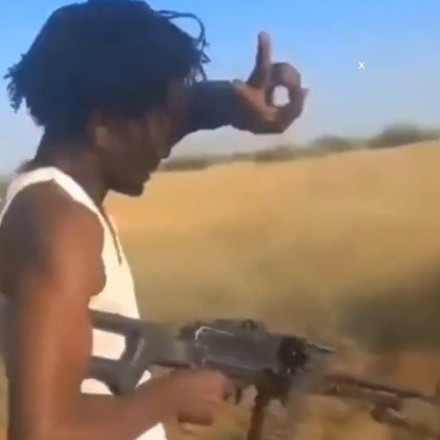 Φρίκη και αποτροπιασμός στο Σουδάν: Ένοπλος εκτελεί εν ψυχρώ άοπλο και γελά με το «επίτευγμά» του - Βίντεο