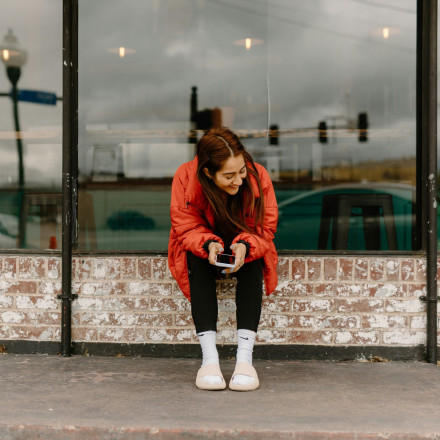 Τι είναι η αναλογική τσάντα που θα σε κρατήσει μακριά από το κινητό