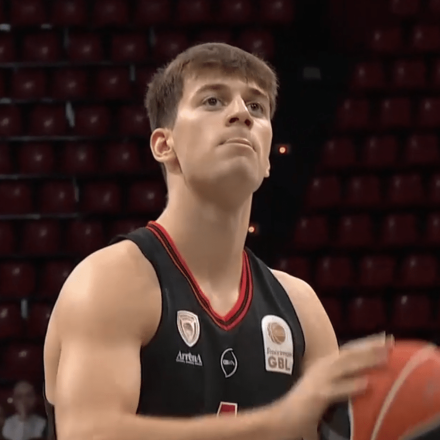 Όμορφη στιγμή στο ΣΕΦ: Ο Μωραΐτης έκανε φάουλ για να σκοράρει ο Μπουρνελές (vid) Όμορφη στιγμή στο ΣΕΦ: Ο Μωραΐτης έκανε φάουλ για να σκοράρει ο Μπουρνελές (vid)