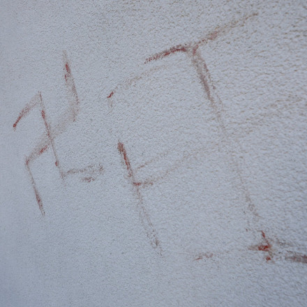 Σάλος στη Γερμανία: Σβάστικες ζωγραφισμένες με ανθρώπινο αίμα σε δεκάδες αυτοκίνητα και κτίρια