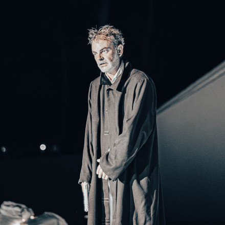 Δημήτρης Μαζιώτης στο Flash.gr: «Πεθαίνεις κάθε βράδυ στη σκηνή για να ξαναγεννηθείς με τον ήρωα»