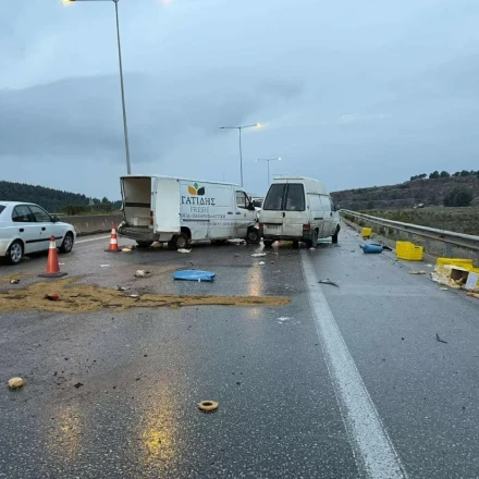 Τροχαίο στη Θεσσαλονίκη: Ιδιωτικό ασθενοφόρο συγκρούστηκε με δυο βαν - Γέμισε ψωμιά ο δρόμος