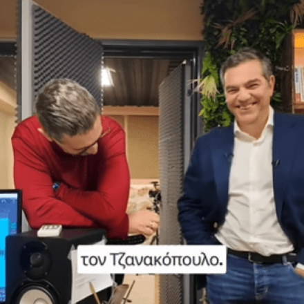 Ο Αλέξης Τσίπρας ακούει για πρώτη φορά τη «φωνή» του βιβλίου του - Ο Αιμίλιος Χειλάκης και η «Ιθάκη»