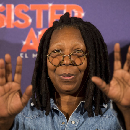 Έξαλλη η Γούπι Γκόλντμπεργκ σκίζει σημείωμα με αναφορά στον Τραμπ σε εκπομπή - «Αυτό είναι γελοίο»