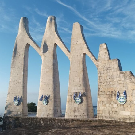 «Υπερπατριώτες» βανδάλισαν το μνημείο «Ο χορός του Ζαλόγγου»