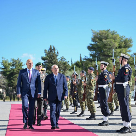 Συνάντηση Δένδια με τον υπουργό Εθνικής Άμυνας του Λιβάνου: «Θα χαρίσουμε τεθωρακισμένα οχήματα»