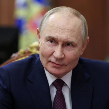 «Τι συμβαίνει με τα χέρια του Πούτιν;»: Το στιγμιότυπο που προκάλεσε καταιγισμό φημών για την υγεία του