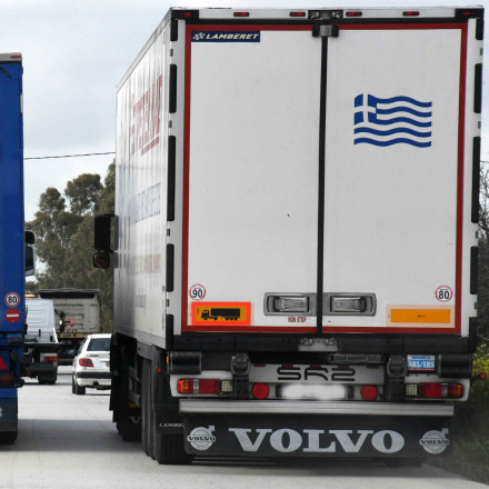 Περιπέτεια για οδηγό νταλίκας στα Τρίκαλα - Πήρε λάθος στροφή και «κόλλησε» σε εγκαταλελειμμένο δρόμο