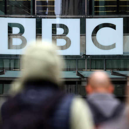 Θύελλα στο BBC: Επίθεση «από τα μέσα» βλέπουν οι άνθρωποί του - Η κρίση μεταφέρεται στη Βουλή