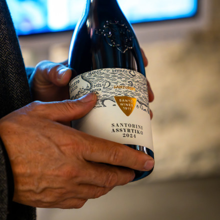 «Στην υγειά» της Σαντορίνης: Τα κρασιά του γραφικού κυκλαδίτικου νησιού «κέρδισαν» την Ελβετία